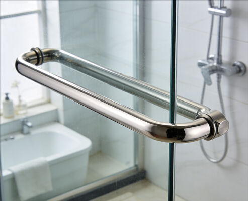 Buen precio Alto brillo de plata acabado metálico ducha manija de puerta de vidrio con superficie libre de burr y bordes redondeados para seguro y cómodo en línea